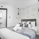 5 Bedrooms - 5 Bathrooms - Parking - Garden - 376