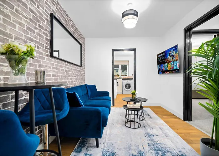5 Bedrooms - 5 Bathrooms - Parking - Garden - 376