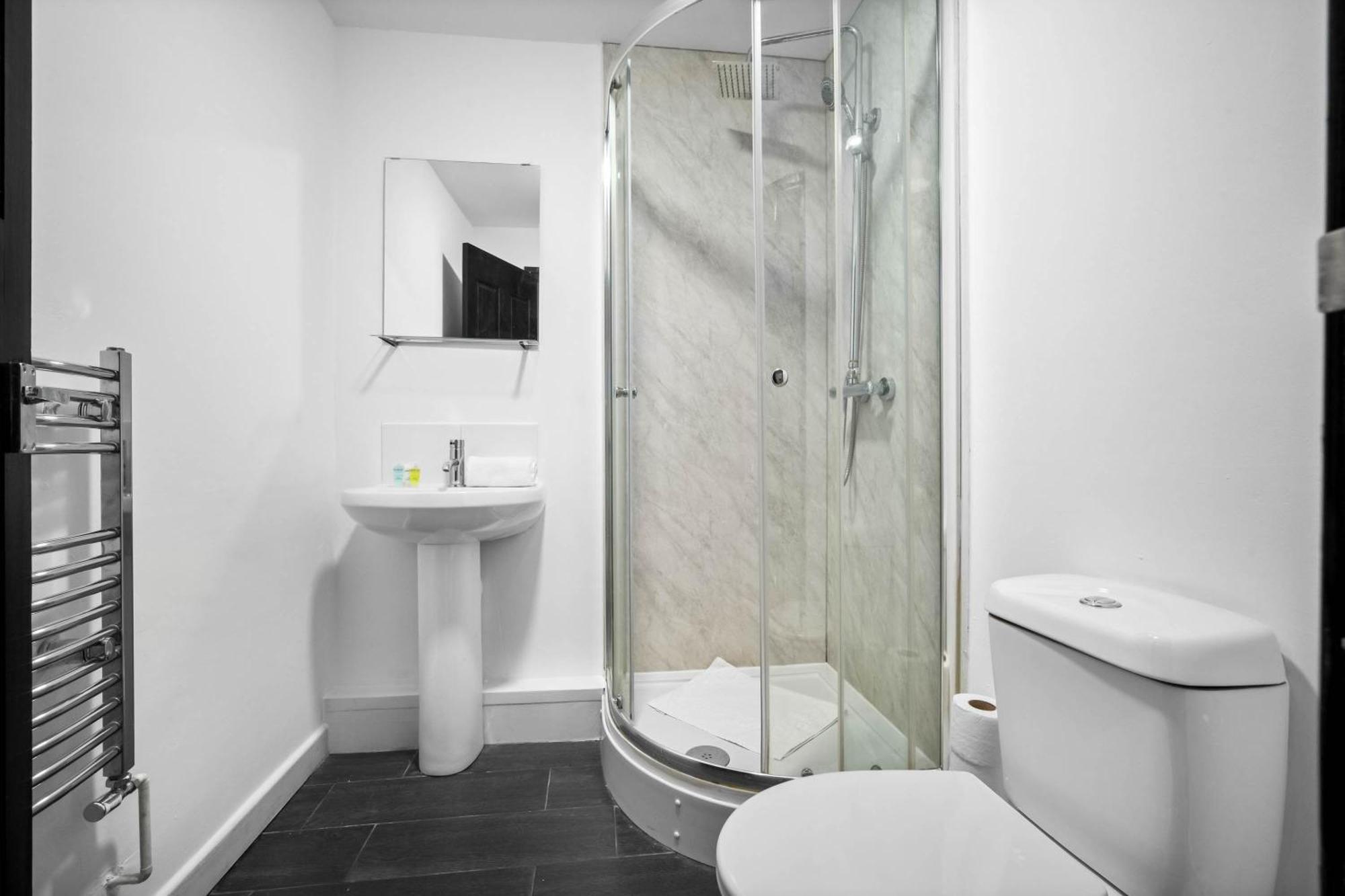 5 Bedrooms - 5 Bathrooms - Parking - Garden - 376 Birmingham