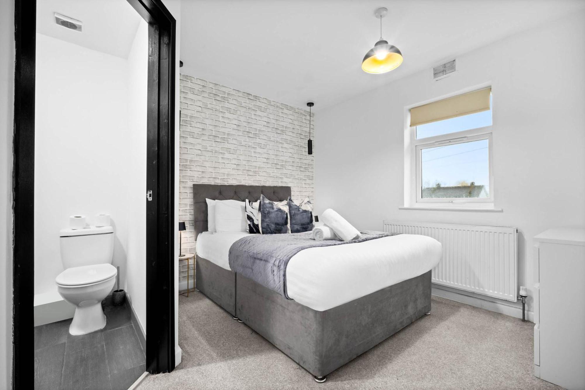 5 Bedrooms - 5 Bathrooms - Parking - Garden - 376 *
