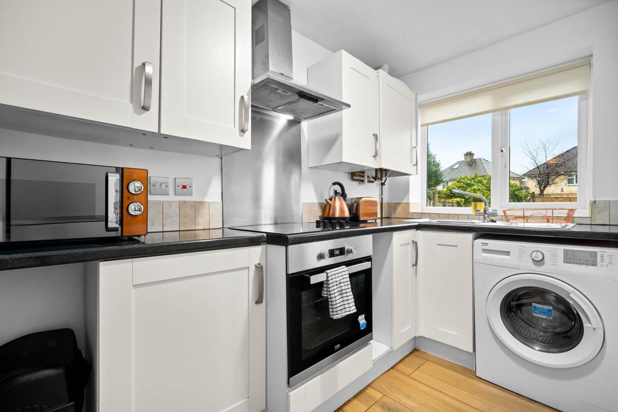 5 Bedrooms - 5 Bathrooms - Parking - Garden - 376 *